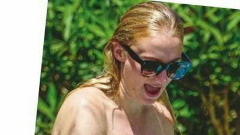 Sansa Stark se relajó en la playa con un topless en Ibiza