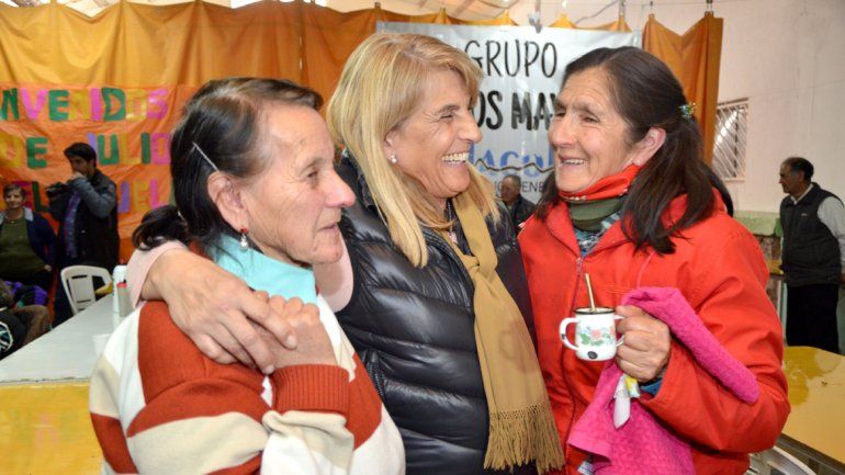 Chani Sapag en un encuentro de adultos mayores en el norte neuquino.