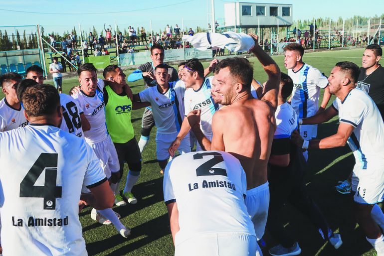 La Amistad, en un puñado de minutos, dio vuelta la serie y se metió en la final patagónica del Torneo Regional Amateur con una goleada ante Deportivo Rincón que se quedó afuera.