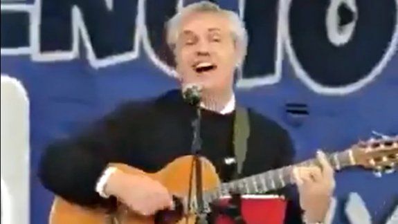 Alberto Fernández cantó y tocó la guitarra en un acto del Movimiento Evita