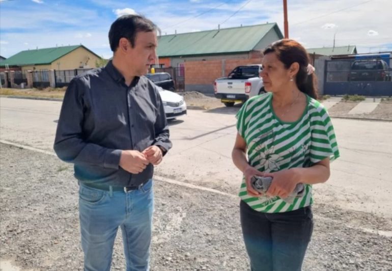 Pablo Grasso, intendente de Río Gallegos, con Arcenia Servín, la madre de Nayelly, en Pico Truncado. Pablo Grasso, intendente de Río Gallegos, con Arcenia Servín, la madre de Nayelly, en Pico Truncado. 