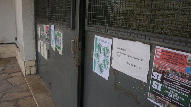 Así estaban las puertas de la escuela 201