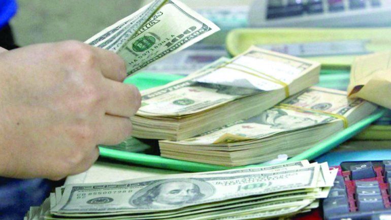 El estafador cambió los dólares en un bar. Luego se dieron cuenta que eran falsos. El estafador cambió los dólares en un bar. Luego se dieron cuenta que eran falsos.