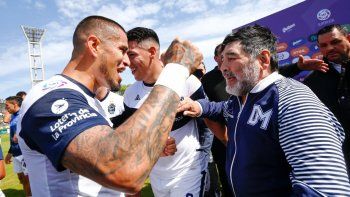 El paraguayo Ayala hace un tiempo con Maradona. El paraguayo Ayala hace un tiempo con Maradona.