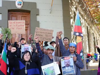 Las comunidades mapuche Lof Kinxikew y Melo, en Casa de Gobierno.