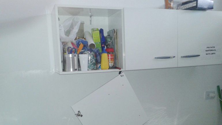 Los ladrones dañaron dos puertas y la alacena. Revolvieron todo.