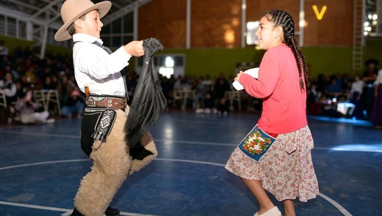Bastian, 9 años: fuego, cueca y orgullo neuquino en el corazón de Mariano Moreno