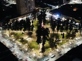 La Plaza San Martín de Cipolletti ya luce su renovada iluminación led.