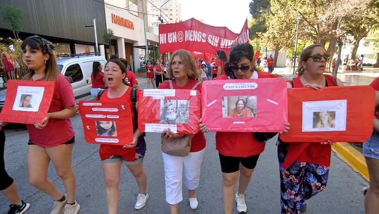 En 9 Fotos, La Marcha Contra La Violencia Machista En Neuquén