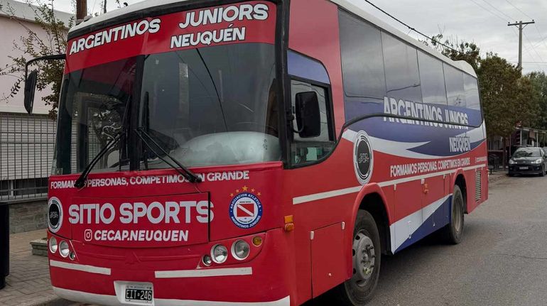 La escuelita de Neuquén que creció a pulmón y ahora tiene colectivo propio con la imagen de Diego