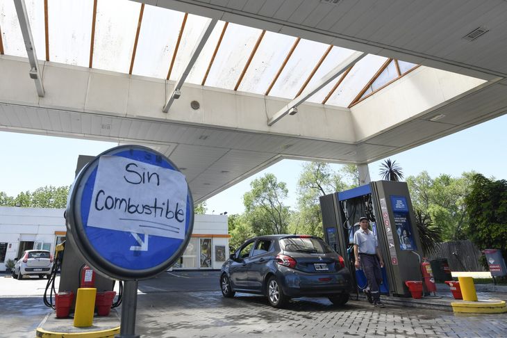 En distintos puntos del pais continúan las largas colas en las estaciones de servicio y hay dudas por la normalización del abastecimiento. En distintos puntos del pais continúan las largas colas en las estaciones de servicio y hay dudas por la normalización del abastecimiento.