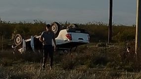 Dos trabajadores volcaron su camioneta en la Ruta 51