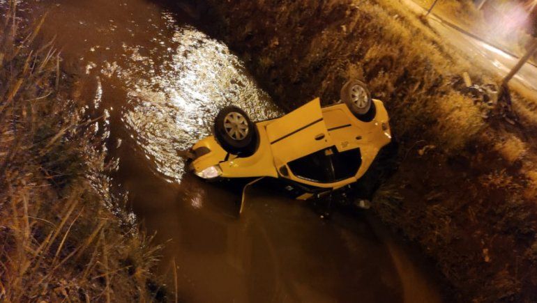 Taxista perdió el control y cayó al canal con un pasajero