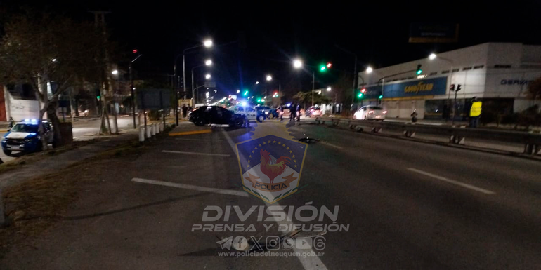 El vehículo quedó abandonado sobre la Avenida y fue removido minutos más tarde por personal de Tránsito. El vehículo quedó abandonado sobre la Avenida y fue removido minutos más tarde por personal de Tránsito.