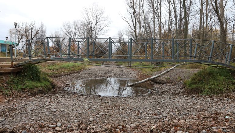 La pasarela que conecta las instalaciones del Paseo Costero de Centenario con la zona de La Isla Es un brazo poco profundo