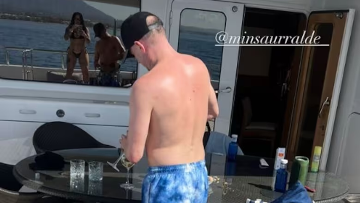 Martín Insaurralde se mostró de vacaciones con una mujer y las redes estallaron