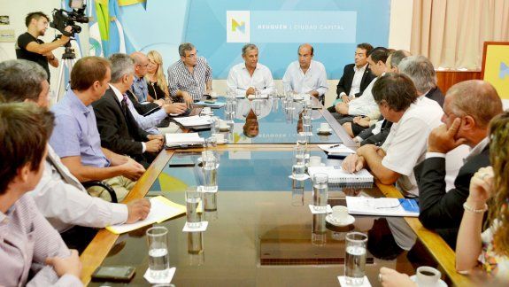 Quiroga y sus funcionarios, junto a referentes de entidades bancarias.