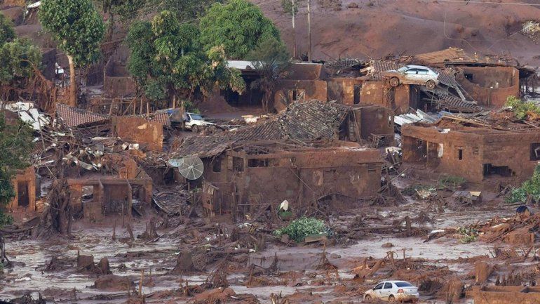 A tres días de deslave minero en Brasil sigue búsqueda por desaparecidos