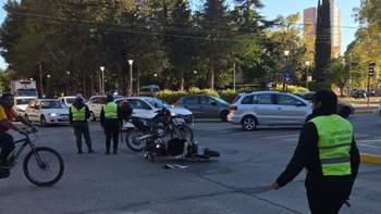 El conductor embistió a un inspector, huyó y terminó chocando contra un poste. El conductor embistió a un inspector, huyó y terminó chocando contra un poste.