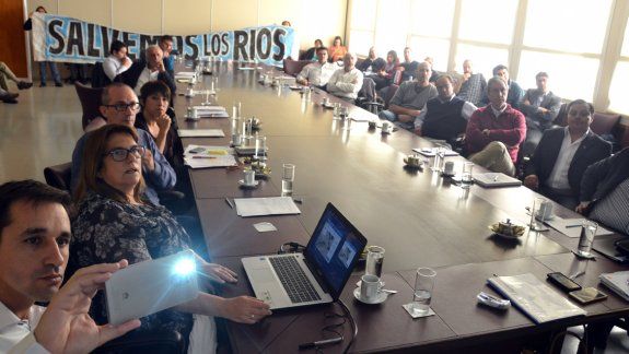 Los diputados en comisión y, de fondo, la asociación de defensa de los ríos.