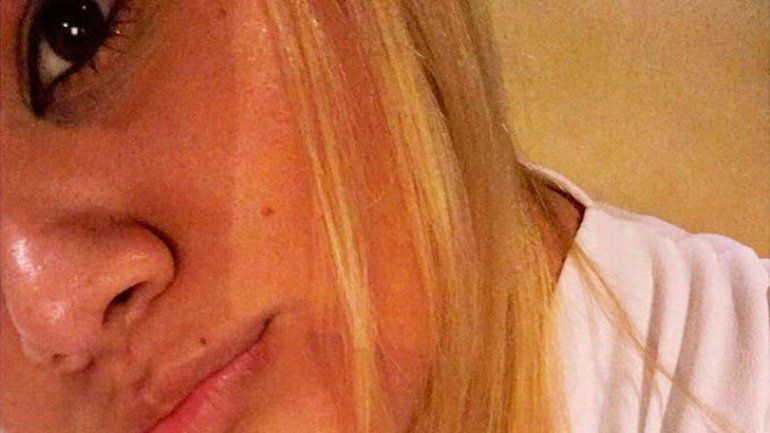 La hija del Intruso retrató al DJ comiendo helado en un restó de Carlos Paz.