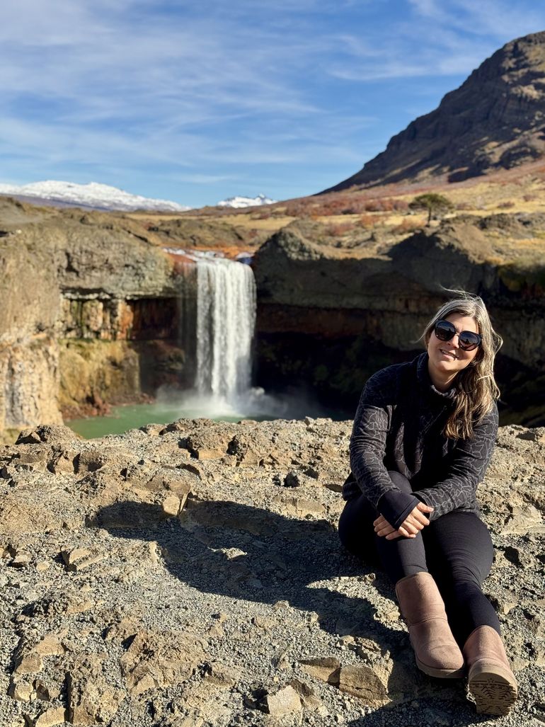 La fotógrafa marplatense Alejandra Heis en Salto del Agrio. La fotógrafa marplatense Alejandra Heis en Salto del Agrio.