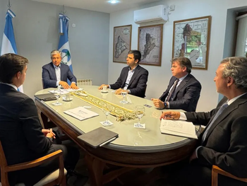 Gobernador Figueroa en reunión con ejecutivos de Brigham Exploration, forjando alianzas para Vaca Muerta. Foto: gobierno de Neuquén Gobernador Figueroa en reunión con ejecutivos de Brigham Exploration, forjando alianzas para Vaca Muerta. Foto: gobierno de Neuquén