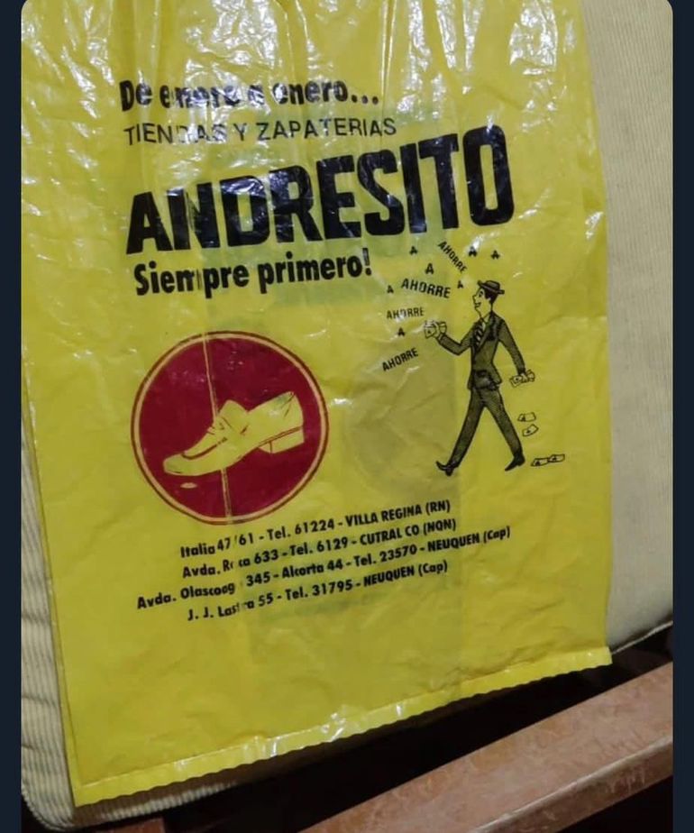 Histórica y un emblema. La bolsa amarilla con el tipito repartiendo  billetes quedó en la retina y en la memoria de miles de neuquinos que fueron clientes de la tienda más grande que tuvo Neuquén en el bajo neuquino. El dibujante Carlos Basabe, de Villa Regina, fue el creador del distintivo. Actualmente vive en Palma de Mallorca.    