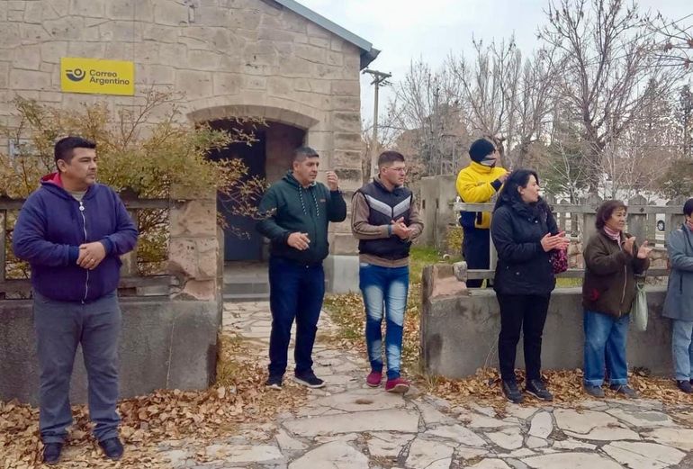 Los vecinos de Las Lajas protestaron contra el cierre de la sucursal del Correo Argentino y el despido de los únicos dos empleados. Los vecinos de Las Lajas protestaron contra el cierre de la sucursal del Correo Argentino y el despido de los únicos dos empleados.