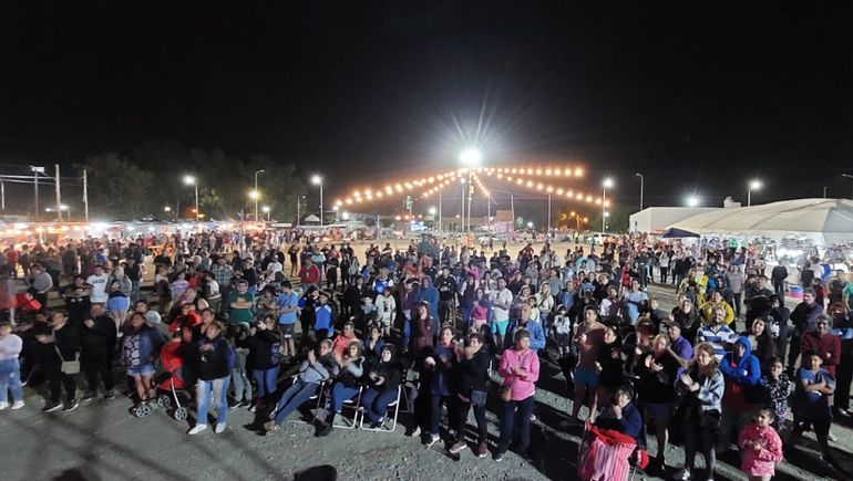 Senillosa vivió a pura música la Fiesta del Productor Porcino y la Fruta Fina