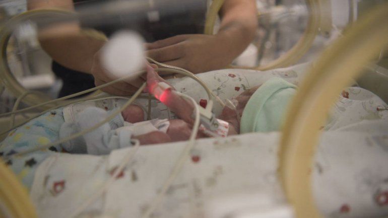 Las gemelas de 40 días de vida que le dan pelea al Covid