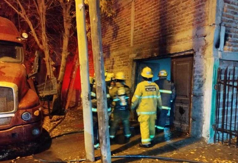 Bomberos debieron intervenir en el incendio en un taller de Plottier / Foto Gentileza