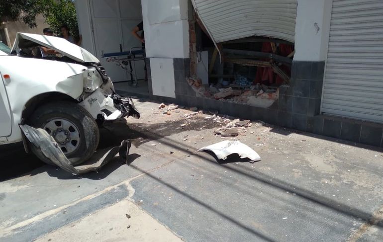 Almorzaba y una camioneta se le metió en el comedor