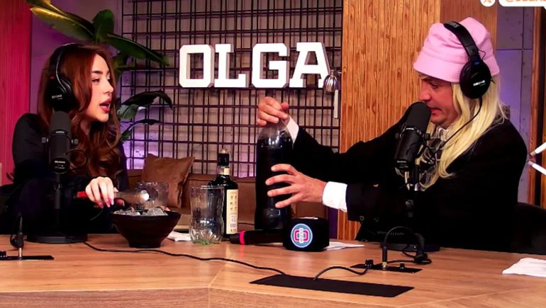 Caro Pardíaco prueba el fernet junto a Nicki Nicole durante el streaming.