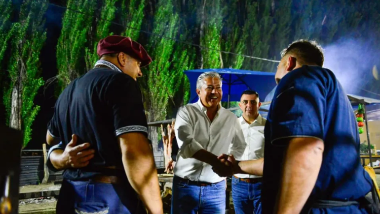 El gobernador Rolando Figueroa en la Fiesta del Chivito en Chos Malal