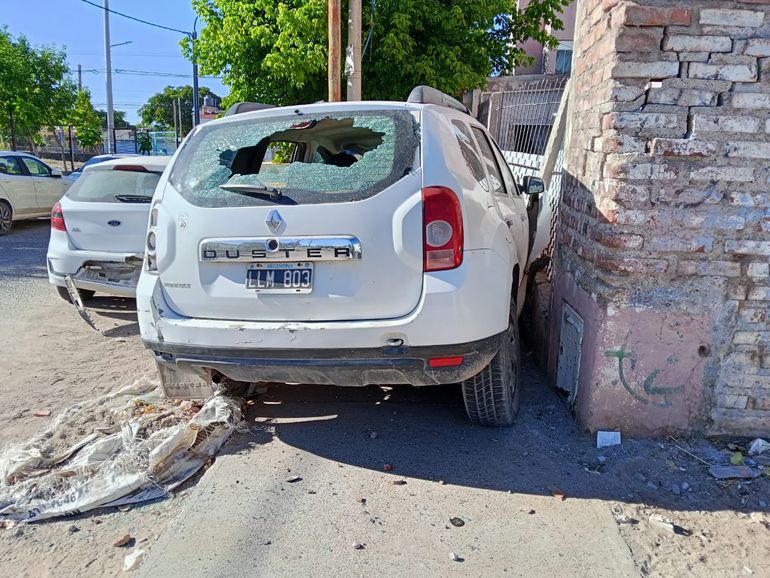Año Nuevo de terror: un borracho al volante chocó una casa, cinco autos y no se hizo cargo