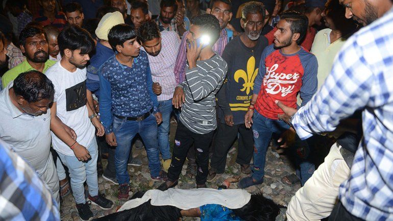 India: tren embistió a una multitud y mató a 50 personas