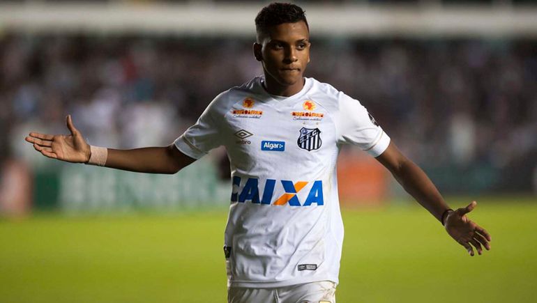 Rodrygo con la camiseta de Santos, el club que lo vio debutar en la elite. Foto: Instagram @rodrygogoes. Rodrygo con la camiseta de Santos, el club que lo vio debutar en la elite. Foto: Instagram @rodrygogoes.
