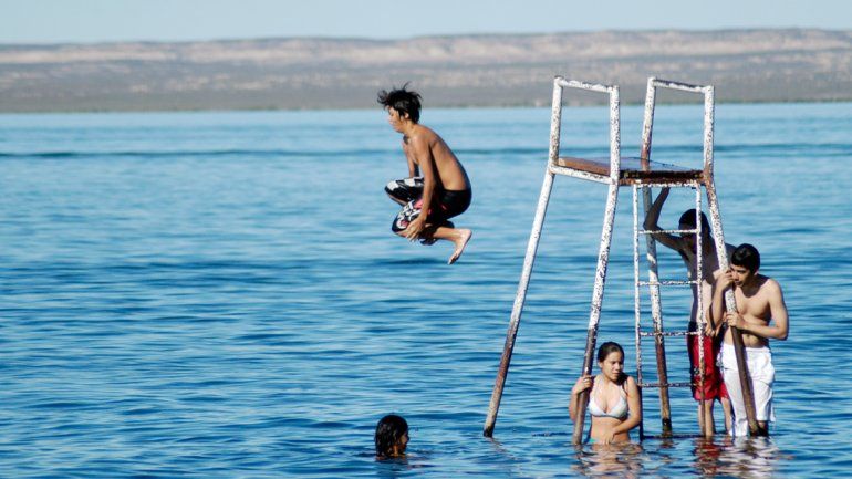 Los vecinos de Cinco Saltos defienden con orgullo su lago Pellegrini. Los vecinos de Cinco Saltos defienden con orgullo su lago Pellegrini.
