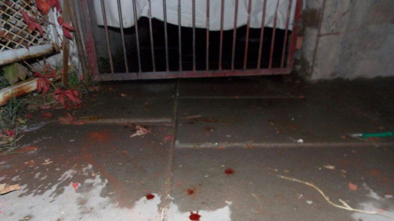 En la puerta de la casa donde fue la pelea todavía se ve la sangre.