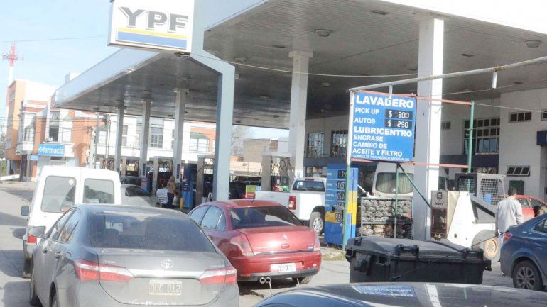Hubo largas filas en las estaciones de servicio. La destilería de YPF en Plaza Huincul fue bloqueada por camioneros.