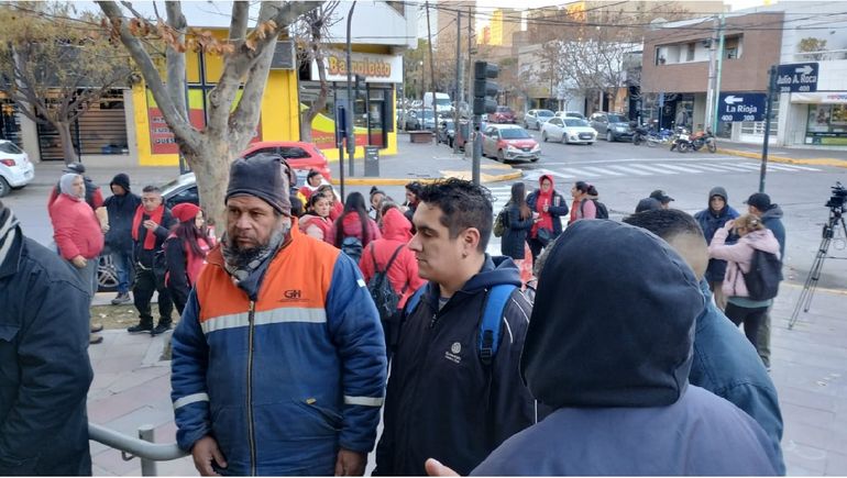Obreros y dirigentes de Cerámica Neuquén como Alejandro López en el ingreso a Casa de Gobierno para reunirse con el ministro Jorge Tobares. Obreros y dirigentes de Cerámica Neuquén como Alejandro López en el ingreso a Casa de Gobierno para reunirse con el ministro Jorge Tobares.