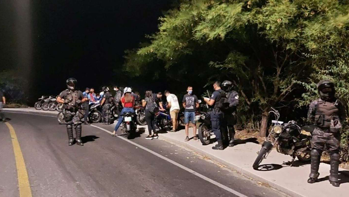 Corría picadas y un agente de tránsito lo bajó de un palazo
