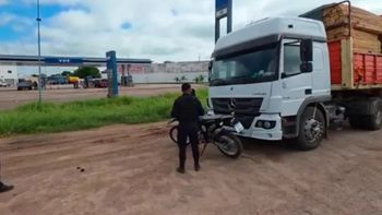 El robo ocurrió en una estación de servicio, mientras el camionero revisaba la carga.
