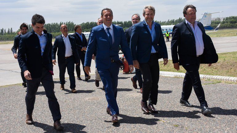El gobernador recibió al ministro en el aeropuerto de Neuquén.