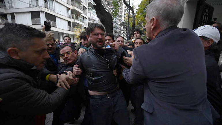 La policía detuvo a Juan Grabois tras tomar el instituto Juan Domingo Perón.