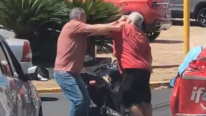 Los conductores se agarraron a las piñas en plena calle