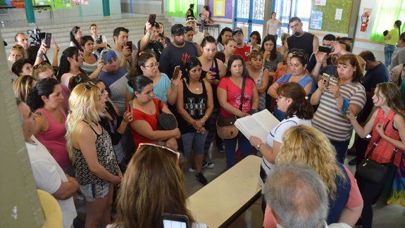 Padres reclaman renuncia de la directora por abuso de un alumno