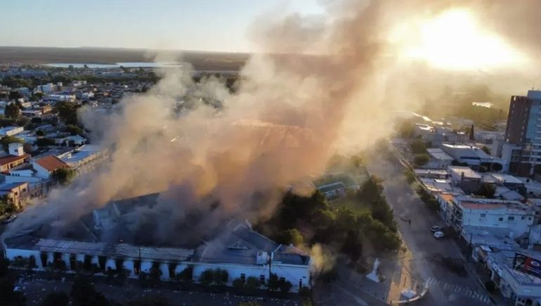 El incendio intencional en la Casa de Gobierno de Chubut fue el 16 de diciembre de 2021, en una marcha contra la minería en la provincia. El incendio intencional en la Casa de Gobierno de Chubut fue el 16 de diciembre de 2021, en una marcha contra la minería en la provincia.