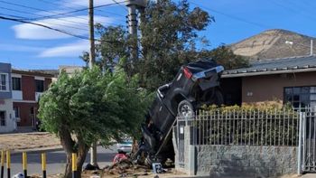 Una camioneta quedó colgada de una reja en Comodoro Rivadavia. Una camioneta quedó colgada de una reja en Comodoro Rivadavia.